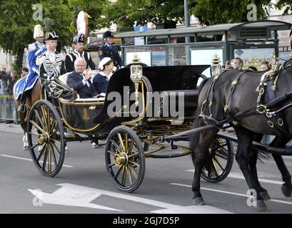 STOCKHOLM 20120606 König Carl XVI Gustaf und Königin Silvia reiten mit Pferd und Kutsche auf dem Weg zum schwedischen Nationalfeiertag im Skansen Museum in Stockholm, Schweden, am 6. Juni 2012. Foto: Jessica Gow / SCANPIX SCHWEDEN / Code 10070 Stockfoto