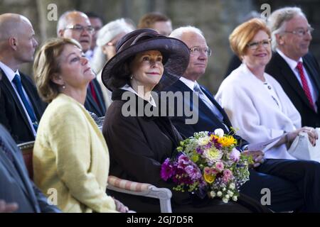 VISBY 2012-06-06 Königin Silvia von Schweden nimmt an der Einweihung des neuen Daches der alten St. Nicholai Ruine in Visby auf der Insel Gotland, Schweden, während der Feier des schwedischen Nationaltages, 6. Juni 2012, Teil. Foto: Karl Melander / SCANPIX SCHWEDEN / Code: 75135 Stockfoto