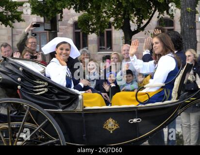 STOCKHOLM 20120606 Kronprinzessin Victoria, links, und Prinzessin Madeleine reiten mit dem Pferd und der Kutsche, um den schwedischen Nationalfeiertag im Skansen Museum in Stockholm, Schweden, am 6. Juni 2012 zu feiern. Foto: Jessica Gow / SCANPIX SCHWEDEN / Code 10070 Stockfoto