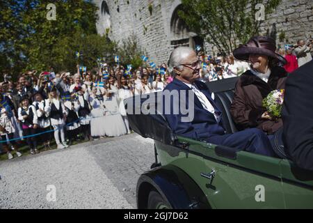 VISBY 2012-06-06 König Carl XVI Gustaf und Königin Silvia sitzen in Chevrolet aus dem Jahr 1926, als sie Visby auf der Insel Gotland, Schweden, während der Feier des schwedischen Nationaltages, 6. Juni 2012, besuchen. Foto: Karl Melander / SCANPIX SCHWEDEN / Code: 75135 Stockfoto