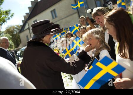 VISBY 2012-06-06 Königin Silvia von Schweden ist Visby auf der Insel Gotland, Schweden, bei der Feier des schwedischen Nationaltages, dem 6. Juni 2012, zu Besuch. Foto: Karl Melander / SCANPIX SCHWEDEN / Code: 75135 Stockfoto