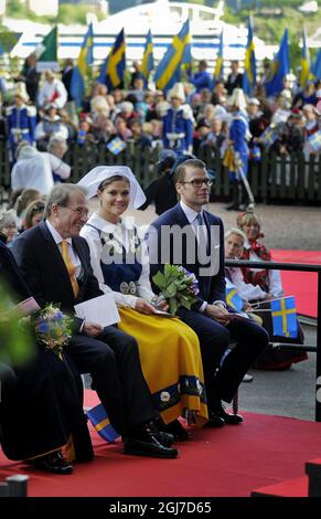 STOCKHOLM 20120606 (L-R) der schwedische Parlamentspräsident per Westerberg, Kronprinzessin Victoria und Prinz Daniel nehmen an der Feier des schwedischen Nationaltages im Skansen-Museum in Stockholm, Schweden, am 6. Juni 2012 Teil. Foto: Jessica Gow / SCANPIX SCHWEDEN / Code 10070 Stockfoto