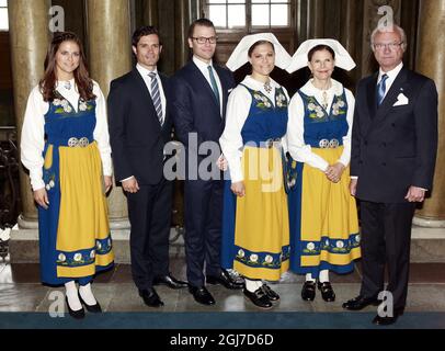 STOCKHOLM 20120606 die schwedische Königsfamilie (L-R) Prinzessin Madeleine, Prinz Carl Philip, Prinz Daniel, Kronprinzessin Victoria, Königin Silvia und König Carl XVI Gustaf posieren vor einem Dinner-Empfang im Königlichen Palast in Stockholm, um den schwedischen Nationalfeiertag 6. Juni 2012 zu feiern. Foto: Fredrik Persson / SCANPIX SCHWEDEN / Code: 75906 Stockfoto