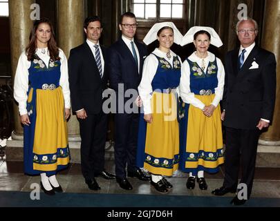 STOCKHOLM 20120606 die schwedische Königsfamilie (L-R) Prinzessin Madeleine, Prinz Carl Philip, Prinz Daniel, Kronprinzessin Victoria, Königin Silvia und König Carl XVI Gustaf posieren vor einem Dinner-Empfang im Königlichen Palast in Stockholm, um den schwedischen Nationalfeiertag 6. Juni 2012 zu feiern. Foto: Fredrik Persson / SCANPIX SCHWEDEN / Code: 75906 Stockfoto