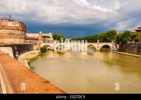 Italien, Rom. Tiber, Castel Sant'Angelo, Touristen auf der Promenade namens Lungotevere Vaticano, Ponte Sant'Angelo. Stockfoto