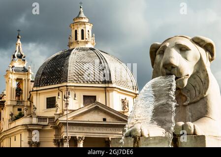 Italien, Rom. Piazza del Popolo, Fontana dei Leoni (Löwenbrunnen), von Giuseppe Valadier (1828). Stockfoto