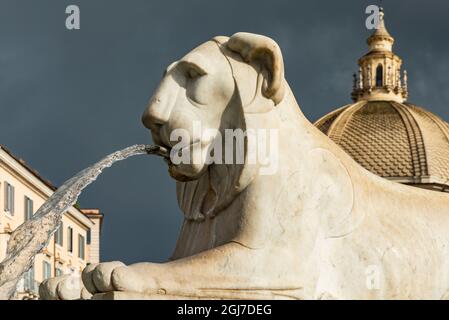 Italien, Rom. Piazza del Popolo, Fontana dei Leoni (Löwenbrunnen), von Giuseppe Valadier (1828). Stockfoto