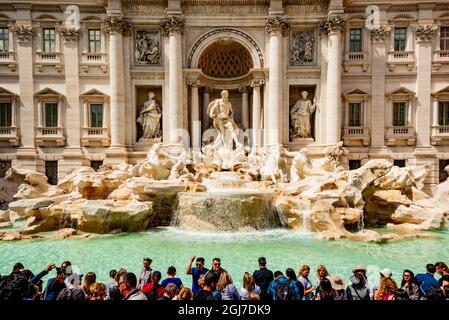 Italien, Rom. Trevi-Brunnen, entworfen von Nicola Salvi, 1762, das Prunkstück des 'modernen' Acqua Vergine, das wiederbelebte Aqua Virgo, 'Ozean' im Zentrum an Stockfoto