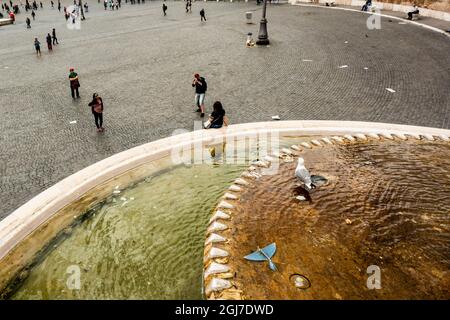 Italien, Rom. Blick auf den Pincio-Hügel von der Piazza del Pincio auf die Rückseite der Fontana del Nettuno (Neptunbrunnen) auf der Piazza del Popolo. Stockfoto