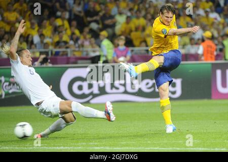 KIEW 2012-06-19 Zlatan Ibrahimovic aus Schweden und Mathieu Debuchy aus Frankreich im Einsatz während des EM-Fußballspiel 2012 in Kiew, Ukraine, am 19. Juni 2012. Foto: Fredrik Sandberg / SCANPIX / Kod 10080 Stockfoto