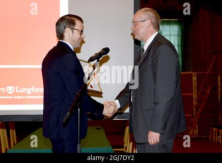 DER STOCKHOLMER 20120619 Forscher Ulf Eriksson erhält von Prinz Daniel während der Forschungsstipendienzeremonie der Swedish Heart-Lung Foundation am 19. Juni 2012 im Königlichen Palast in Stockholm, Schweden, ein 15-Millionen-Skr-Stipendium. Foto: Pontus Lundahl / SCANPIX / Code 10050 Stockfoto