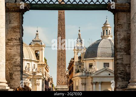 Italien, Rom. Blick auf die Piazza del Popolo von der Piazzale Flaminio zur Basilica di Santa Maria in Montesanto, Chiesa di Santa Maria dei Miracoli. Stockfoto