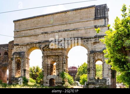 Italien, Rom. Piazzale Labicano, Porta Maggiore (Großtor), gekrönt von 2 Aquädukten, Aqua Claudia und Aqua Anio Novus, erbaut 52 n. Chr. von Claudius. Stockfoto