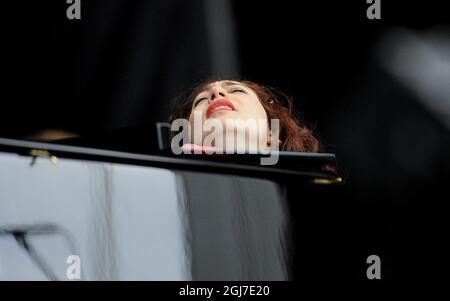 BORLANGE 20120628 Regina Spektor, russisch-amerikanische Singer-Songwriterin und Pianistin, tritt am 28. Juni 2012 beim Peace and Love Musikfestival außerhalb von Borlange, Mittelschweden, auf. Foto: Erik Martensson / SCANPIX / Code 10400 Stockfoto