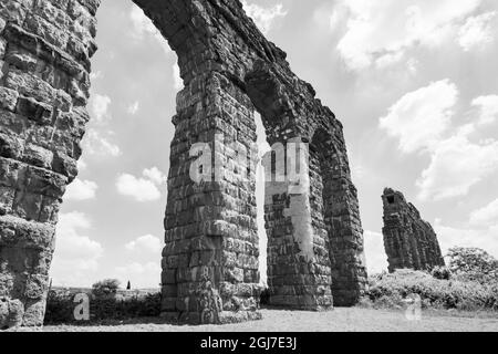 Italien, Rom. Parc des Aquädukts (Parco degli Acquedotti), Acqua Claudio vom Appio Claudio Tennis Club aus gesehen (Viale Appio Claudio, 115). Stockfoto