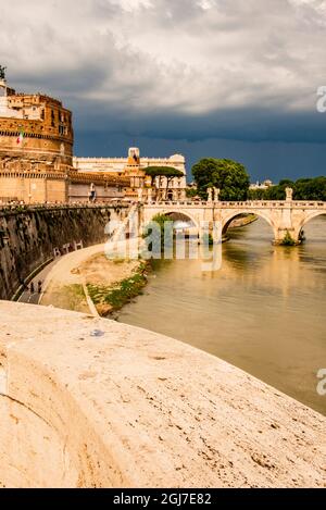 Italien, Rom. Tiber, Castel Sant'Angelo, Touristen auf der Promenade namens Lungotevere Vaticano, Ponte Sant'Angelo. Stockfoto