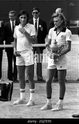 WIMBLEDON 1976-07-03 Bjorn Borg hält die Trophäe nach seinem Sieg über Ilie Nastase beim Wimbledon-Finale 1976. Foto Jacob Forsell / XP / SCANPIX Kod 14 Stockfoto