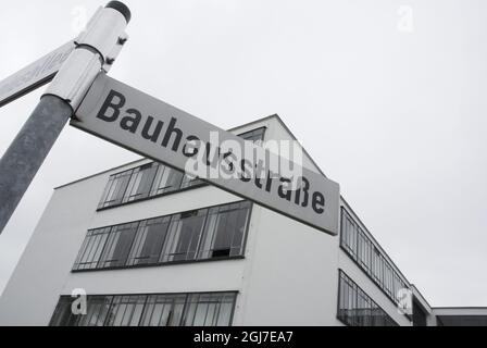 DESSAU 2011-05-25 Detail, Straßenschild, Außenansicht der Bauhaus-Schule in Dessau, Deutschland, wo sie von 1925 bis 1932 bestand. Staatliches Bauhaus, Schule mit Werkstätten für kreatives Design, Architektur und Bildende Kunst, 1925 ff. Nach Entwürfen von Walter Gropius erbaut. Foto: Staffan LÂšwstedt / SVD / SCANPIX / Kod: 30312 Stockfoto