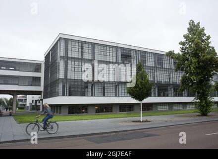 DESSAU 2011-05-25 Außenansicht der Bauhaus-Schule in Dessau Deutschland, wo sie von 1925 bis 1932 bestand. Staatliches Bauhaus, Schule mit Werkstätten für kreatives Design, Architektur und Bildende Kunst, 1925 ff. Nach Entwürfen von Walter Gropius erbaut. Foto: Staffan LÂšwstedt / SVD / SCANPIX / Kod: 30312 Stockfoto