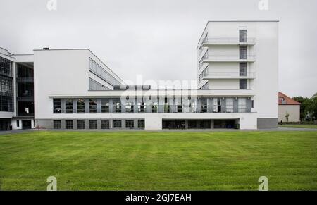 DESSAU 2011-05-25 Außenansicht der Bauhaus-Schule in Dessau Deutschland, wo sie von 1925 bis 1932 bestand. Staatliches Bauhaus, Schule mit Werkstätten für kreatives Design, Architektur und Bildende Kunst, 1925 ff. Nach Entwürfen von Walter Gropius erbaut. Foto: Staffan LÂšwstedt / SVD / SCANPIX / Kod: 30312 Stockfoto