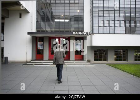 DESSAU 2011-05-25 Außenansicht, Eingang, der Bauhaus-Schule in Dessau, wo sie von 1925 bis 1932 bestand. Staatliches Bauhaus, Schule mit Werkstätten für kreatives Design, Architektur und Bildende Kunst, 1925 ff. Nach Entwürfen von Walter Gropius erbaut. Foto: Staffan LÂšwstedt / SVD / SCANPIX / Kod: 30312 Stockfoto