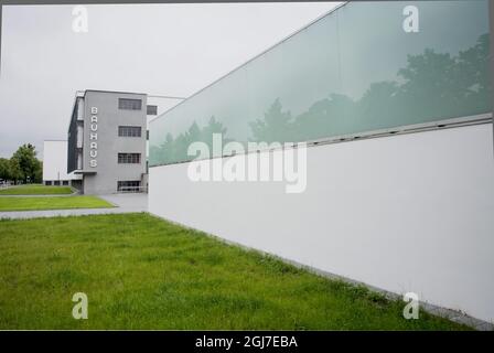 DESSAU 2011-05-25 Außenansicht der Bauhaus-Schule in Dessau Deutschland, wo sie von 1925 bis 1932 bestand. Staatliches Bauhaus, Schule mit Werkstätten für kreatives Design, Architektur und Bildende Kunst, 1925 ff. Nach Entwürfen von Walter Gropius erbaut. Foto: Staffan LÂšwstedt / SVD / SCANPIX / Kod: 30312 Stockfoto