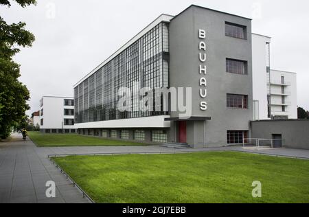 DESSAU 2011-05-25 Außenansicht der Bauhaus-Schule in Dessau Deutschland, wo sie von 1925 bis 1932 bestand. Staatliches Bauhaus, Schule mit Werkstätten für kreatives Design, Architektur und Bildende Kunst, 1925 ff. Nach Entwürfen von Walter Gropius erbaut. Foto: Staffan LÂšwstedt / SVD / SCANPIX / Kod: 30312 Stockfoto