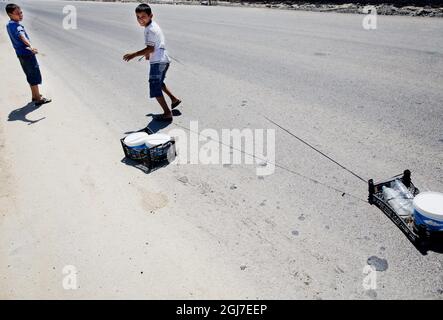 KILIS 2012-07-06 Syrer fliehen über die Grenze in die Türkei. Samer 12 Jahre und Adnan 10 Jahre beide aus Tal Rafat in Syrien verbringen den ganzen Tag damit, Wasser außerhalb des Flüchtlingslagers in Kilis, Türkei, zu holen. Die Wasserversorgung funktioniert seit einer Woche nicht mehr, was das Leben der Flüchtlinge in der Hitze von 40 Grad erschwert. Foto: Anders Hansson / DN / SCANPIX Code 9278 Stockfoto