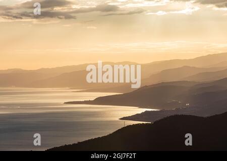 Italien, Sizilien, Palermo, Pollina. Blick auf die sizilianische Küste von Pollina aus am späten Nachmittag. Stockfoto