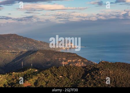 Italien, Sizilien, Palermo, Pollina. Blick auf die sizilianische Küste von Pollina aus am späten Nachmittag. Stockfoto