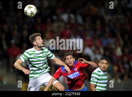 HELSINGBORG 20120821 Celtics Charlie Mulgrew steht vor Helsingborgs Alejandro Bedoya, wie Emilio Izaguirre von Celtic während des Champions-League-Fußballspiels zwischen Helsingborgs IF und dem Celtic FC am 21. August 2012 im Olympiastadion in Helsingborg, Schweden, aufschaut. Foto: BjÃ¶rn Lindgren / SCANPIX / Code 9204 Stockfoto