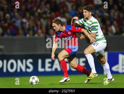 HELSINGBORG 20120821 Thomas Sorum (L) von Helsingborg steht am 21. August 2012 beim Champions-League-Fußballspiel zwischen Helsingborgs IF und dem Celtic FC im Olympiastadion in Helsingborg, Schweden, mit Charlie Mulgrew (R) von Celtic auf dem Spiel. Foto: BjÃ¶rn Lindgren / SCANPIX / Code 9204 Stockfoto