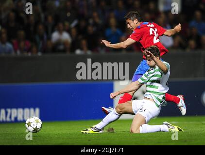 HELSINGBORG 20120821 Alejandro Bedoya (oben) von Helsingborg schießt am 21. August 2012 beim Champions-League-Fußballspiel zwischen Helsingborgs IF und dem Celtic FC im Olympiastadion in Helsingborg, Schweden, an Celtic's Charlie Mulgrew (unten) vorbei. Foto: BjÃ¶rn Lindgren / SCANPIX / Code 9204 Stockfoto