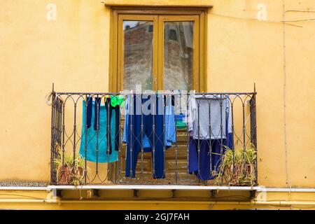 Italien, Sizilien, Provinz Palermo, Castelbuono. Wäsche zum Trocknen auf einem Balkon in Castelbuono. Stockfoto