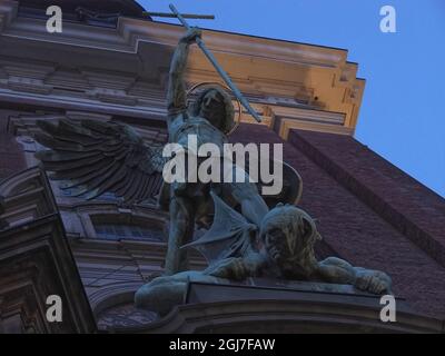 Low-Angle-Aufnahme einer Skulptur der Michel St. Michaels Kirche in Hamburg am Abend Stockfoto