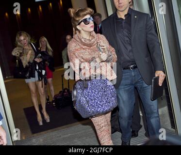 Tallinn 2012-08-25 Lady Gaga in Tallinn, ESTLAND 25.08.2012 die US-Popsängerin Lady Gaga kommt aus dem Hotel. Lady Gaga wird am Samstag, den 25. August, im Rahmen ihrer Welttournee The Born This Way Ball in Tallinn auftreten. Foto Karli Saul / SCANPIX BALTICS / SCANPIX / kod 20985 Ref: ***BETALBild*** Stockfoto