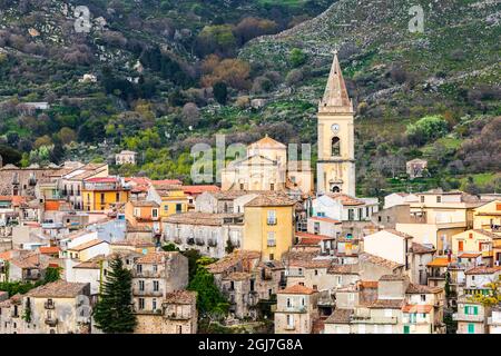 Italien, Sizilien, Provinz Messina, Novara di Sicilia. Die mittelalterliche Hügelstadt Novara di Sicilia. Stockfoto