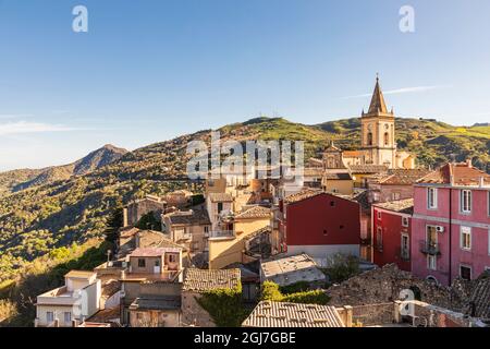 Italien, Sizilien, Provinz Messina, Novara di Sicilia. Die mittelalterliche Hügelstadt Novara di Sicilia. Stockfoto