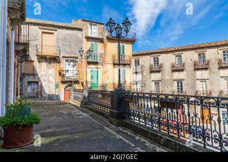 Italien, Sizilien, Provinz Messina, Novara di Sicilia. Die mittelalterliche Hügelstadt Novara di Sicilia. Stockfoto