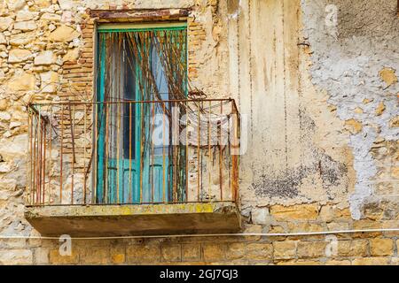 Italien, Sizilien, Provinz Enna, Centuripe. Ein verrosteter Balkon in einem rustikalen Gebäude in der Hügelstadt Centuripe. Stockfoto