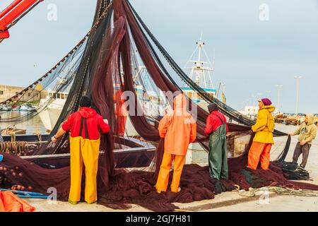 Italien, Sizilien, Provinz Trapani, Trapani. 20. April 2019. Fischer sammeln Fischernetze an den Docks des Hafens von Trapani. (Nur Für Redaktionelle Zwecke) Stockfoto