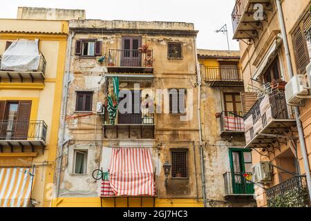 Italien, Sizilien, Provinz Palermo, Palermo. Wäschereiservice zum Trocknen von Balkons an den Apartmentgebäuden in Palermo. Stockfoto