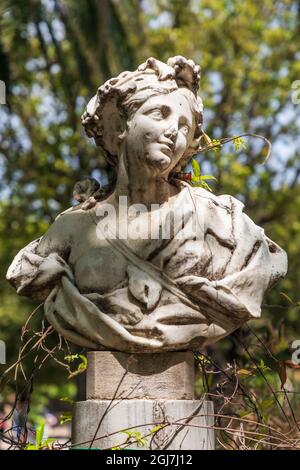 Italien, Apulien, Provinz Barletta-Andria-Trani, Barletta. Büste einer Frau. Stockfoto