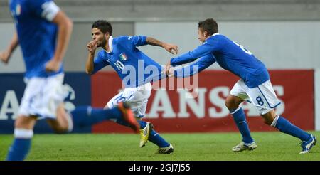 KALMAR 2012-10-16 der Italiener Lorenzo Insigne, links, schiebt sich nach dem ersten Tor seiner Mannschaft (0:1) während des UEFA-Qualifikationsspiels der U-21-Europameisterschaft zwischen Schweden und Italien am 16. Oktober 2012 in der Guldfageln-Arena in Kalmar, Schweden. Foto: Patric Soderstrom / SCANPIX / Code 10760 Stockfoto