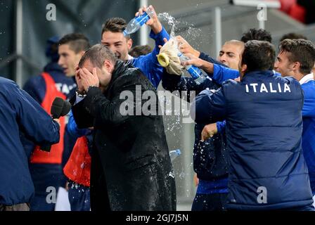 KALMAR 2012-10-16 Italiens Trainer Devis Mangia, Mitte, wird am 16. Oktober 2012 in der Guldfageln Arena in Kalmar, Schweden, von glücklichen Spielern mit Wasser überschüttet, die ihren 3-2-Sieg gegen Schweden bei ihrem UEFA-Fußball-Qualifikationsspiel zur U-21-Fußball-Europameisterschaft feiern. Foto: Patric Soderstrom / SCANPIX / Code 10760 Stockfoto