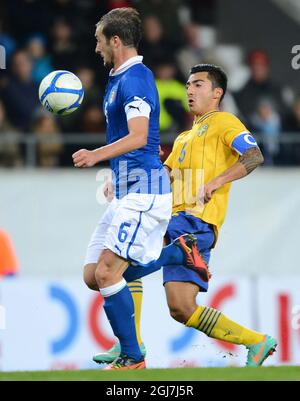 KALMAR 2012-10-16 der Italiener Luca Caldirola, links, kämpft am 16. Oktober 2012 in der Guldfageln Arena in Kalmar, Schweden, um den Ball mit dem schwedischen Jiloan Hamad während des UEFA-Qualifikationsspiels der U-21-Europameisterschaft zwischen Schweden und Italien. Foto: Patric Soderstrom / SCANPIX / Code 10760 Stockfoto