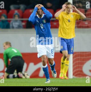 KALMAR 2012-10-16 der italienische Fausto Rossi reagiert nach einer verpassten Chance beim UEFA-Qualifikationsspiel der U-21-Europameisterschaft zwischen Schweden und Italien am 16. Oktober 2012 in der Guldfageln-Arena in Kalmar, Schweden. Im Hintergrund Schwedens Torhüter Karl-Johan Johnsson und Tom Pettersson. Foto: Patric Soderstrom / SCANPIX / Code 10760 Stockfoto