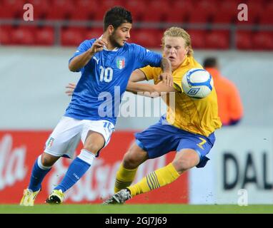 KALMAR 2012-10-16 der Italiener Lorenzo Insigne (L) wird am 16. Oktober 2012 beim Qualifikationsspiel der UEFA-U-21-Europameisterschaft zwischen Schweden und Italien in der Guldfageln-Arena in Kalmar, Schweden, von Schwedens Oscar Hiljemark verfolgt. Foto: Patric Soderstrom / SCANPIX / Code 10760 Stockfoto