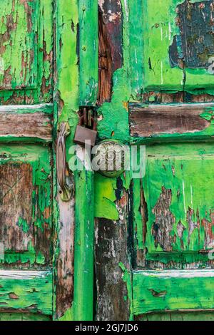Italien, Basilicata, Provinz von Potenza, Matera. Alte verwitterte grün Tür mit abblätternder Farbe. Stockfoto