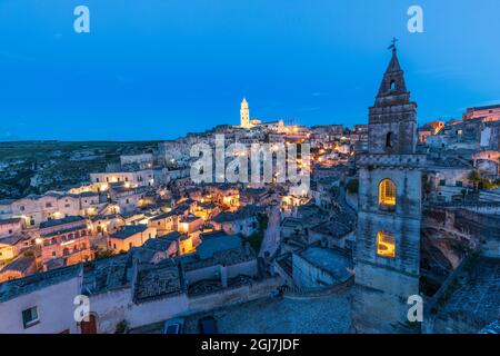 Italien, Basilicata, Provinz von Potenza, Matera. Blick über die Stadt mit der Chiesa San Pietro Barisano (Saint Peter Barisano Kirche) in den Vordergrund und Stockfoto